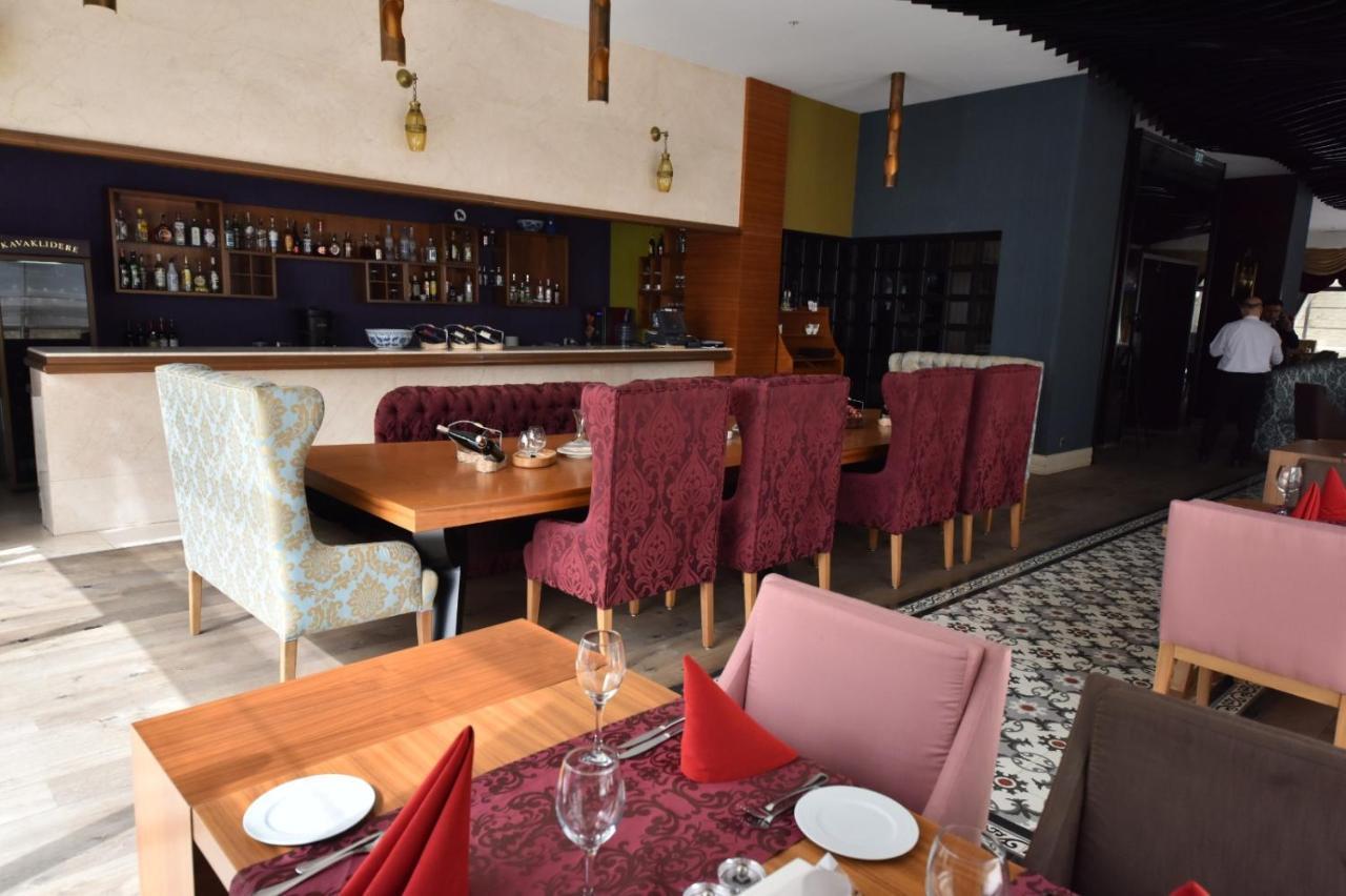 โรงแรมอิสตันบูล โกเนน ภายนอก รูปภาพ Restaurant in the hotel