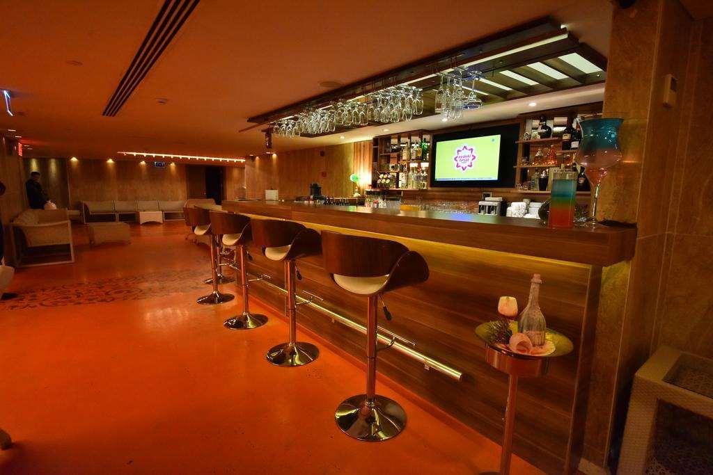 โรงแรมอิสตันบูล โกเนน ภายนอก รูปภาพ The bar at the lounge