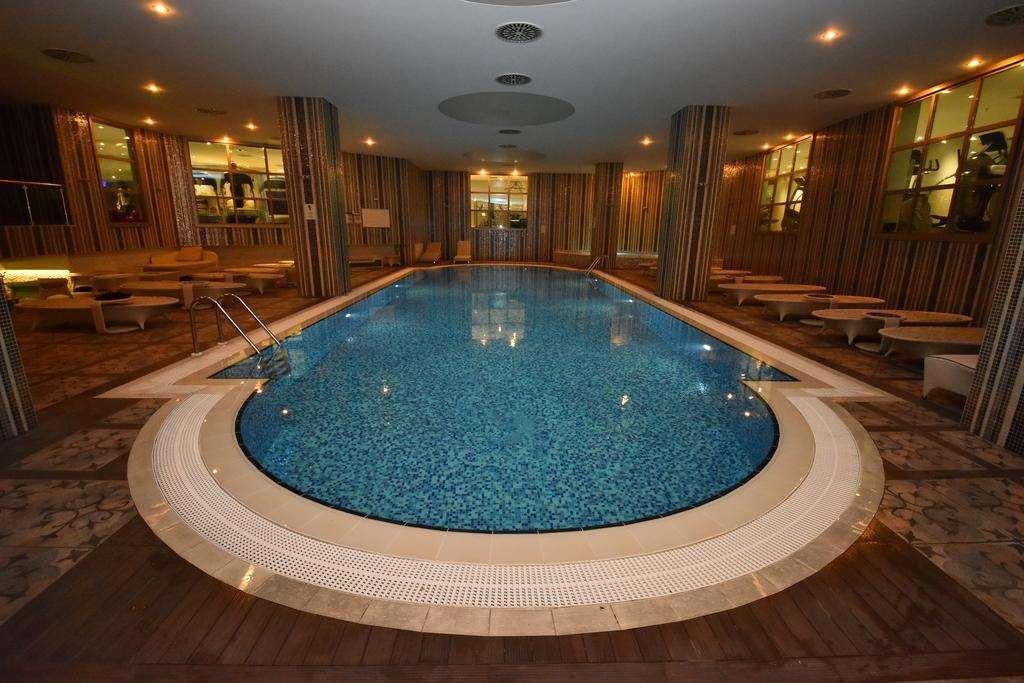 โรงแรมอิสตันบูล โกเนน ภายนอก รูปภาพ The swimming pool at the hotel