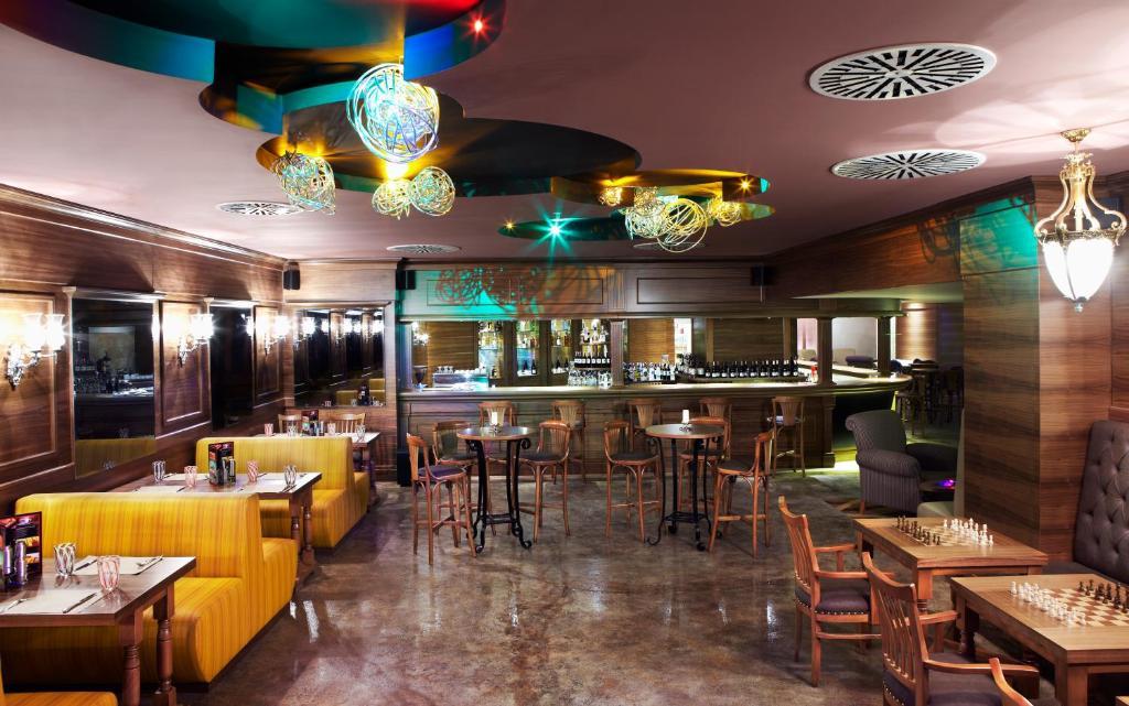 โรงแรมอิสตันบูล โกเนน ภายนอก รูปภาพ The interior of the restaurant