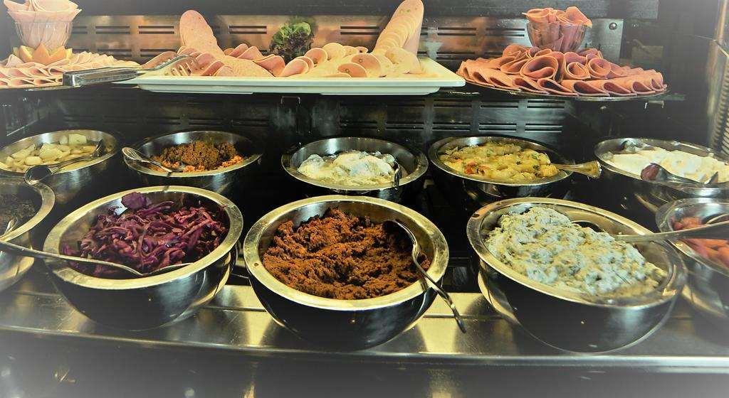 โรงแรมอิสตันบูล โกเนน ภายนอก รูปภาพ A selection of German salads