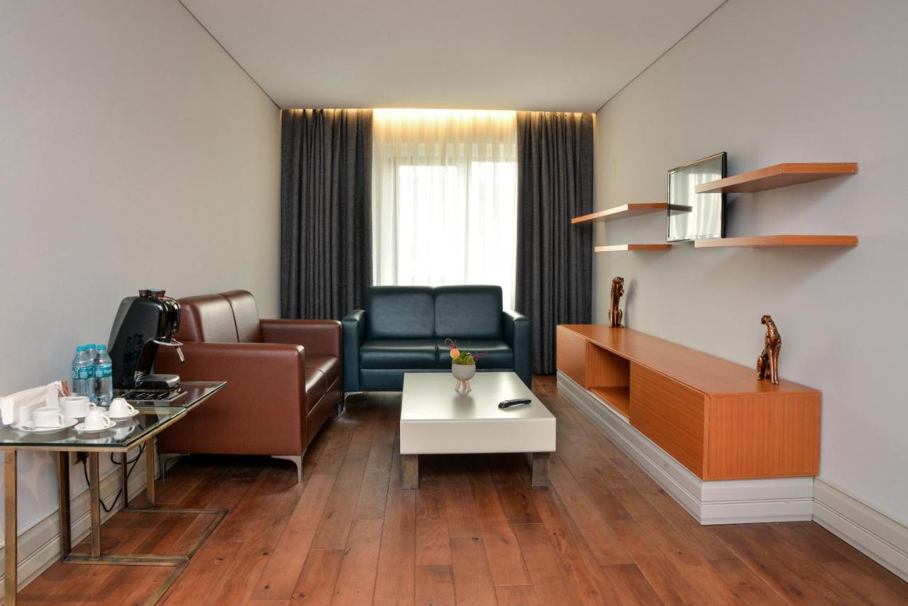 โรงแรมอิสตันบูล โกเนน ภายนอก รูปภาพ A living room in a hotel