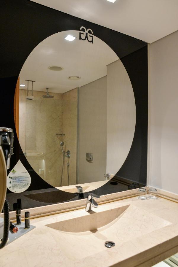 โรงแรมอิสตันบูล โกเนน ภายนอก รูปภาพ A bathroom mirror