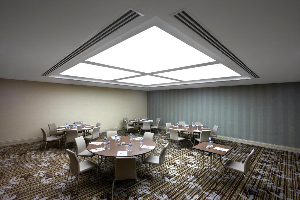 โรงแรมอิสตันบูล โกเนน ภายนอก รูปภาพ A meeting room at the hotel